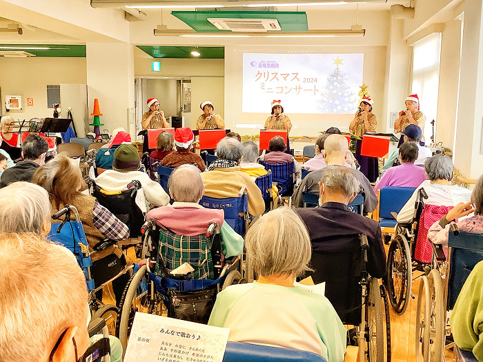 病院でのクリスマスイベントの開催風景